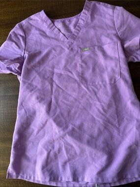 Figs Lavender Dew Catarina V-Neck Scrub Top with Chest Pocket Size XS